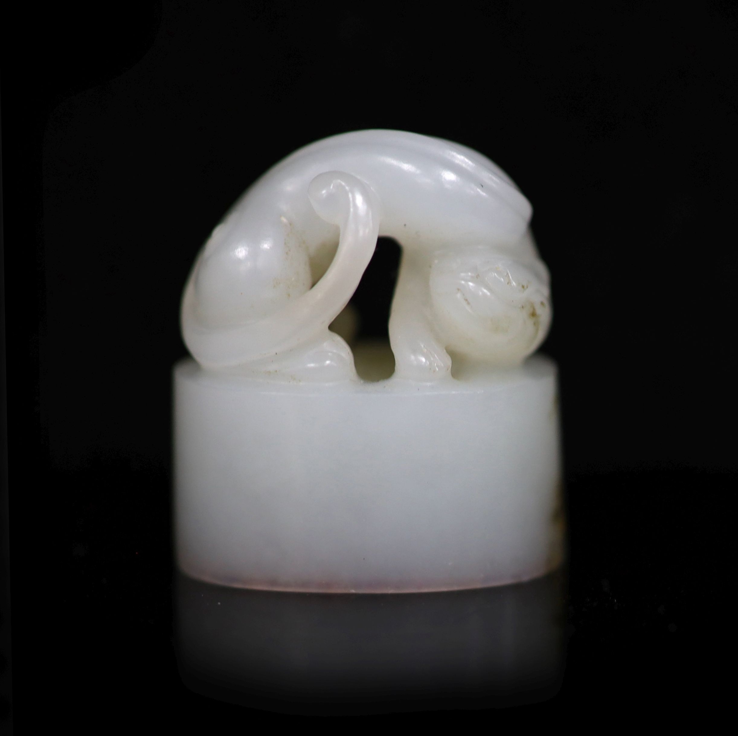 A Chinese white jade oval seal, 2.9cm high